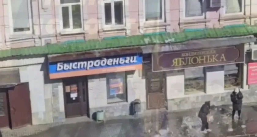 В Пензе ищут женщину, попавшую под рухнувшую с крыши дома глыбу льда