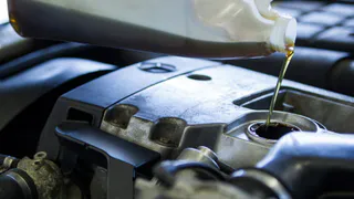 Знакомый автомеханик объяснил, как определить поддельное масло за несколько секунд
