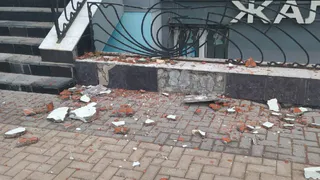 Со здания на улице Ленина в Рязани обрушилась часть фасада