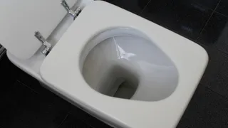 Аптечное средство легко удалит ржавый налет в унитазе – точно есть в каждом доме 