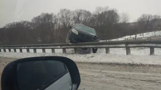 На Солотчиснком шоссе Renault вылетел с дороги и повис на отбойнике