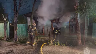 Пожарные потушили горящий дом на улице Урицкого во Владимире