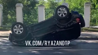 В Рязани на улице Новой после ДТП перевернулся легковой автомобиль