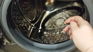 Кладу столовую вилку в барабан стиральной машины и горя не знаю: так делают в самой крутой прачечной