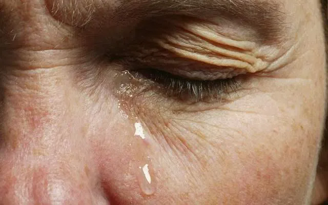 Врачи рассказали, из-за чего у пожилых людей могут слезиться глаза