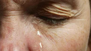 Врачи рассказали, из-за чего у пожилых людей могут слезиться глаза