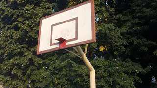 "Разобранные лавочки и невидимые баскетбольные кольца" - рязанец пожаловался на состояние спортивной площадки