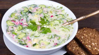 Не квас, и не кефир: в деревнях окрошку готовят только так — вкус волшебный, освежает в сильную жару