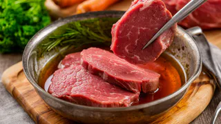 Шеф-повар поставил точку в спорах: нужно ли сливать первую воду при варке мясного бульона - запомните на всю жизнь