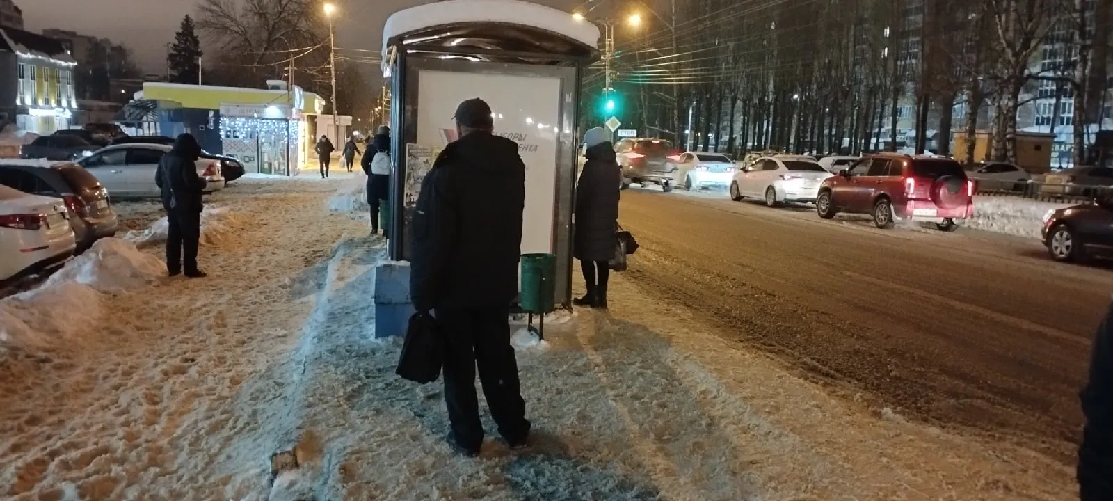Местная жительница Пензы обратилась с просьбой расчистить автобусную остановку от снега