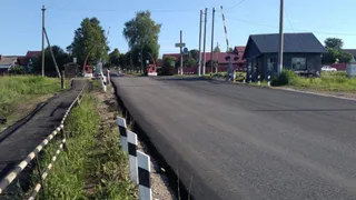 Возле железнодорожного переезда в Кольчугине отремонтировали дорогу и тротуар