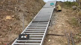 Во Владимире завершается установка новой лестницы между Верхней Дубровой и Мещерской