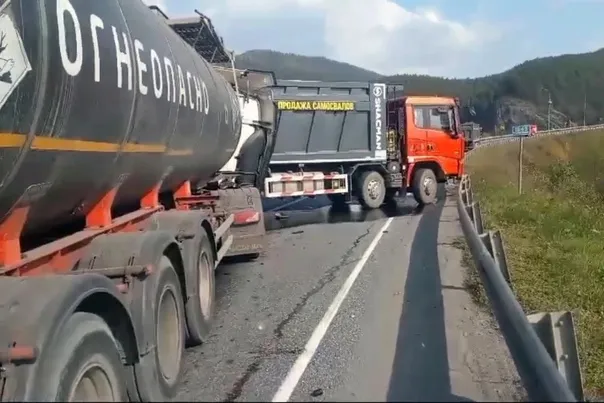 Масштабная авария с битумовозом парализовала движение на трассе М-5 в Челябинской области: причины и последствия