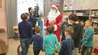Брянские следователи передали новогодние подарки детям, находящимся в социальном приюте