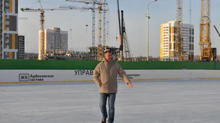 На Рязанской ВДНХ начат монтаж катка и активная подготовка к праздникам