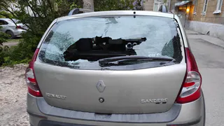 В микрорайоне Горроща в Рязани 11-летний мальчик разбивает окна в домах и автомобилях