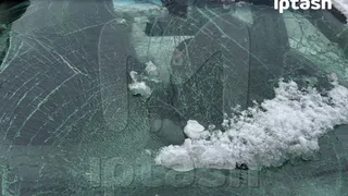 В Казани рухнула глыба снега на машину с водителем