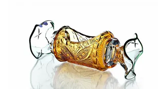 Необычную вазу в форме леденца создали мастера Гусевского Хрустального завода