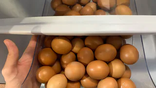 Больше не храню яйца в дверке холодильника: узнала другое место для сохранения свежести