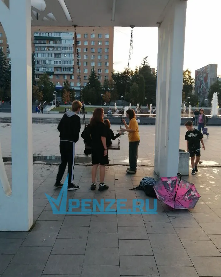 Пара подростков упала с оборвавшихся качелей в центре Пензы