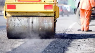 Внимание, водителей просят убрать припаркованные авто! 