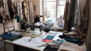 Старые лоскутки превращаются в полезные вещи: простые способы дать обрезкам ткани новую роль в хозяйстве