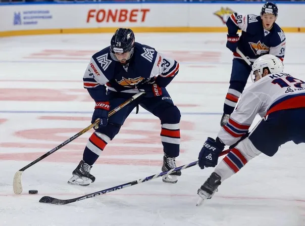 Магнитогорский "Металлург" уступил "Нефтехимику" в домашнем матче: серия неудач продолжается