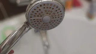 «Воду горячую включаешь и литров десять сливаешь, чтобы горячая вода пошла»