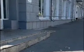 На головы пешеходов во Владимире летят камни с многоэтажки