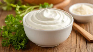 Не вздумайте брать даже по акции — дрожжи, сливок нет: Роскачество проверило популярные марки сметаны