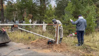 На кладбище в Улыбышево устанавливают шлагбаумы