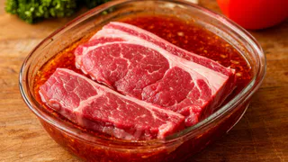 Не лимон и не кефир: в чём опытные хозяйки выдерживают мясо для шашлыка — тает во рту, гости умоляют рецепт маринада