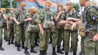 602 комплекта: первокурсники рязанского училища ВДВ получили погоны