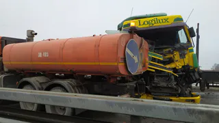 На мосту через Оку в Рязани попавшая в ДТП фура перекрыла дорогу 