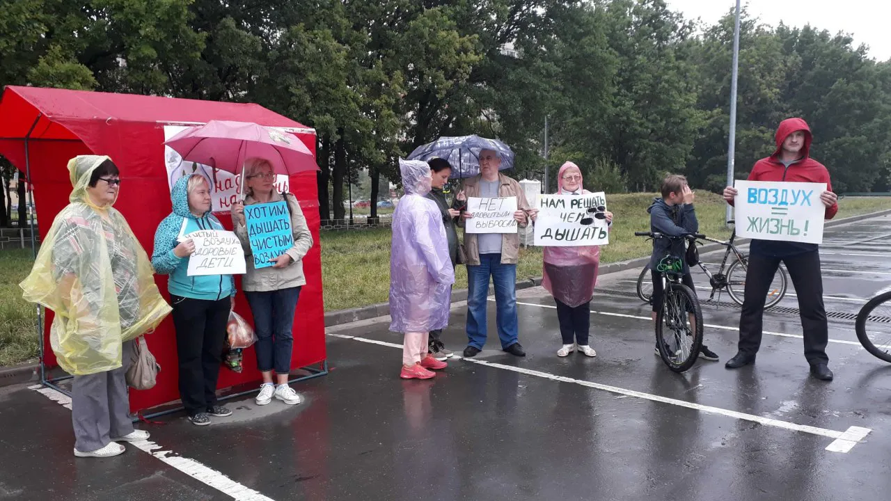 Жжение в глазах, сыпь и астма. Рязанцам надоела вонь в Песочне