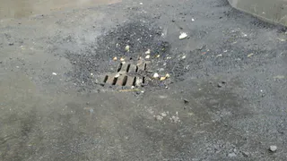 Во дворе дома на улице Крупской образовалась глубокая яма