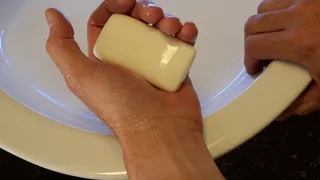 Берем марганцовку с мылом — и все проблемы с одеждой решены: незаменимый лайфхак для хозяек найден