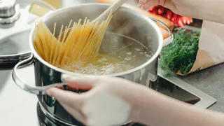Когда солить макароны: до или после закипания воды - запомните раз и навсегда