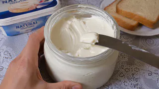 Вечером наливаю молоко в банку, а утром мажу на хлеб нежный сыр — магазинная “Филадельфия” больше не нужна