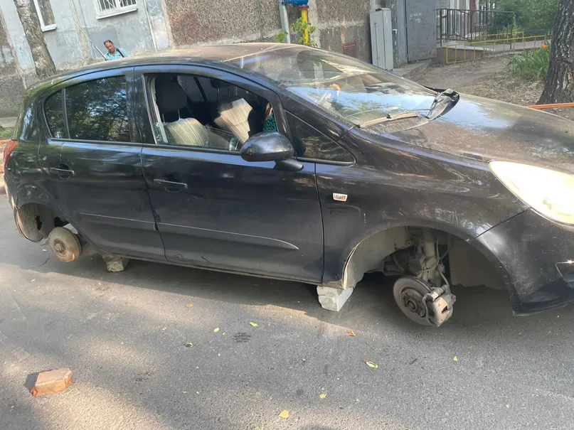 Лишь бы не платить: увидев судебных приставов, жительница Татарстана заперлась в автомобиле