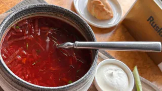 Не свекла и не томат: вот что добавить в борщ, чтобы он получился ярко-рубиновым — секрет от шеф-поваров