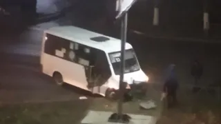 Маршрутка проломила ограждение на Интернациональной