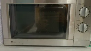 Микроволновка была вся в брызгах — помог простой трюк с лимоном: тереть почти не пришлось