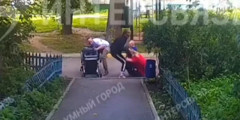 В Челябинске две женщины избили приятельницу у подъезда