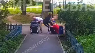 В Челябинске две женщины избили приятельницу у подъезда