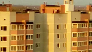 В Рязани школьники стояли на краю крыши многоэтажки