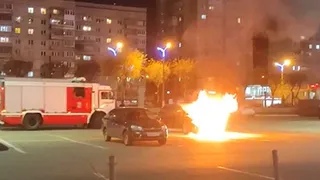 В Магнитогорске произошёл пожар в автомобиле на парковке торгового центра