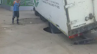 В Рыбном грузовик провалился в яму