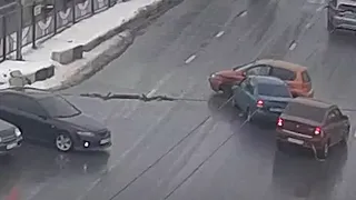 Выехал на красный: момент столкновения трёх машин у автовокзала попал на видео
