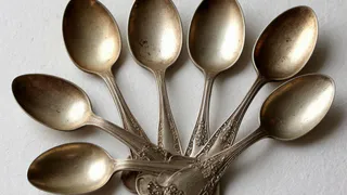 Гениальный лайфхак с яичной скорлупой, благодаря которому ваши мельхиоровые ложки будут сиять: как избавиться от налёта за несколько минут